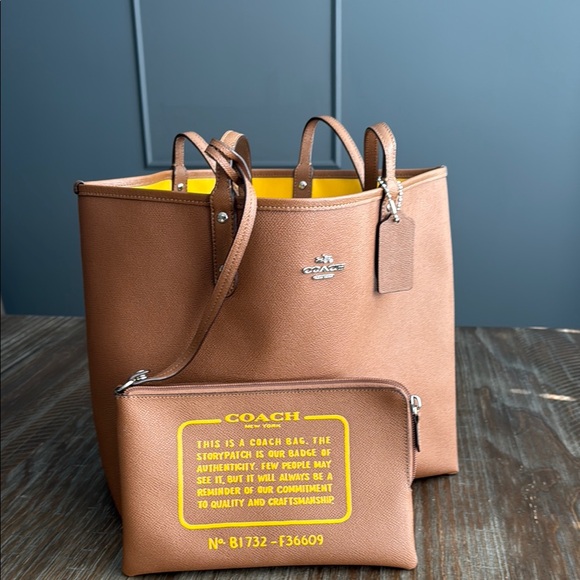 Coach reversible city tote with pouch - Picture 1 of 13